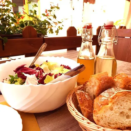 Semesterbostad Casa Celestine In Via Orsini Liguria Italy Sleeps 5 Isolabona