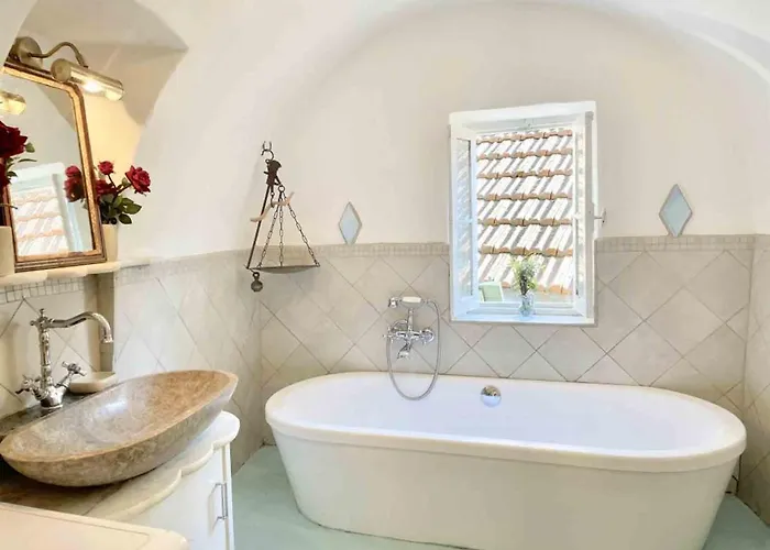 Feriehus Casa Celestine In Via Orsini Liguria Italy Sleeps 5 Isolabona